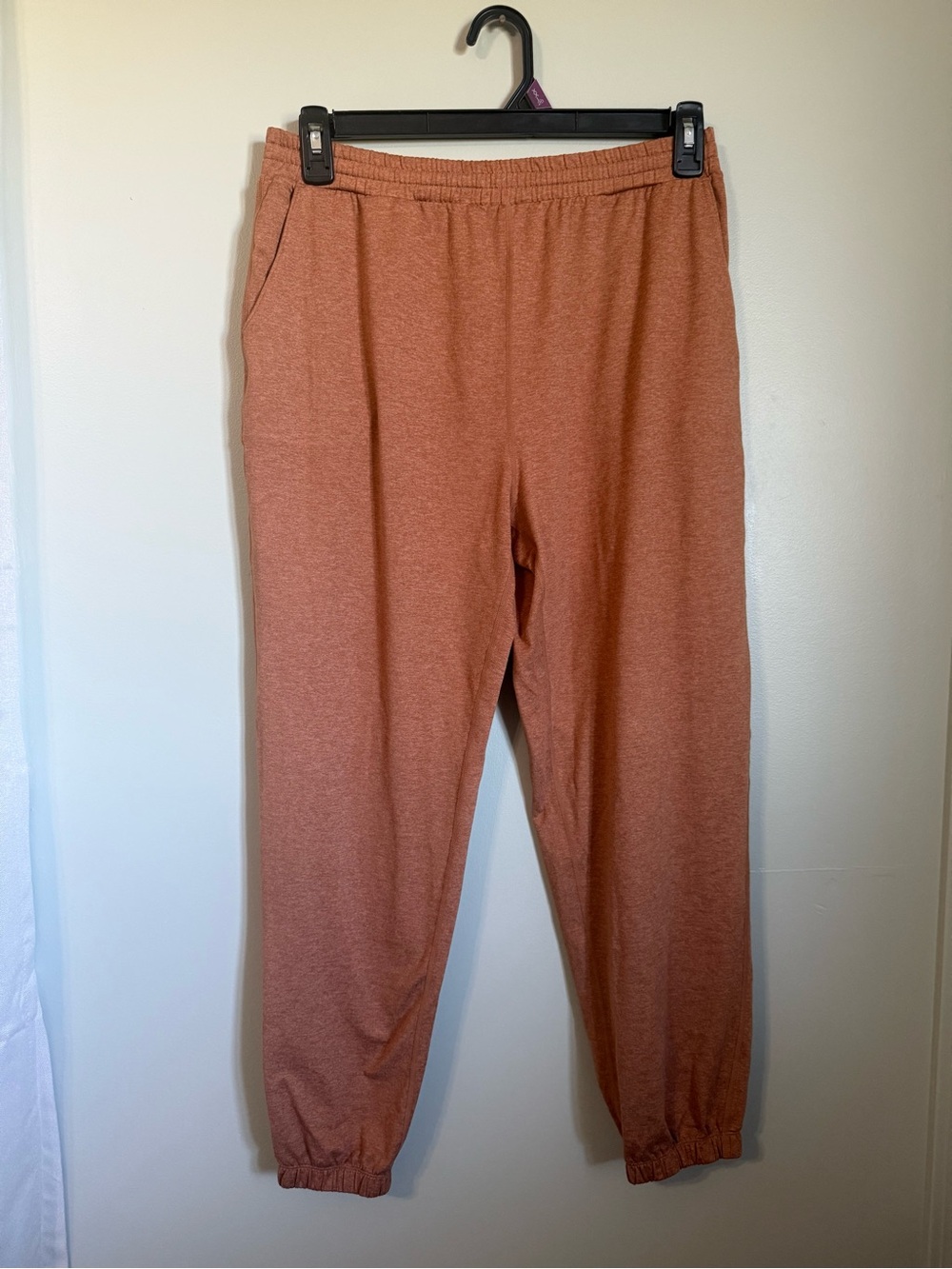 Vuori Performance Joggers in Heathered Clay/Rust (Women's Medium) - Flawless